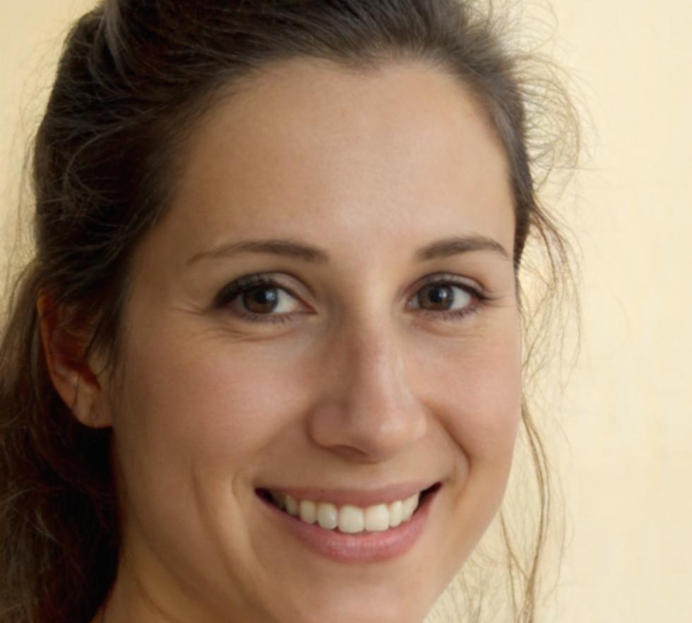 Retrato profesional de Catalina Mendoza, directora financiera