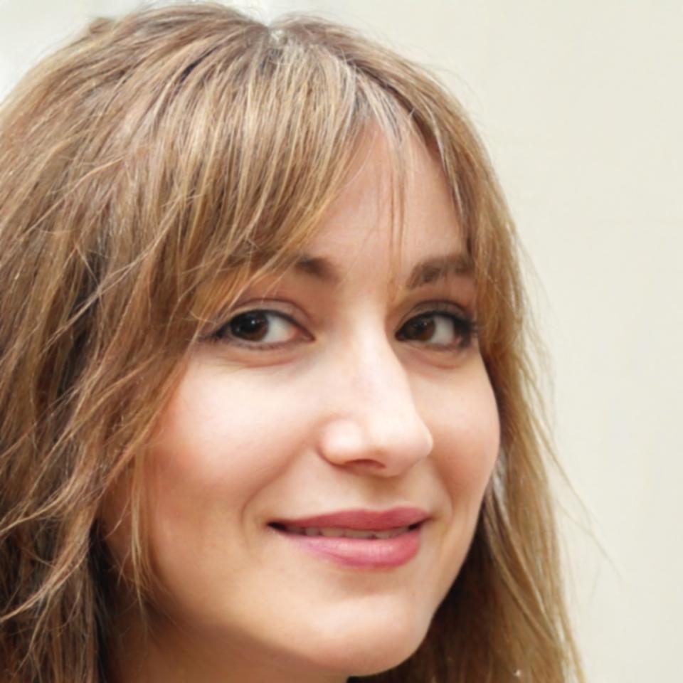 Retrato profesional de instructora especializada en finanzas corporativas